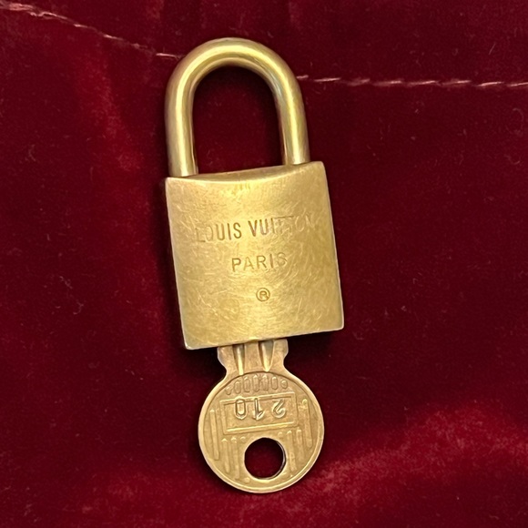 Vintage LV Lock & Key #210 - Picture 3 of 5